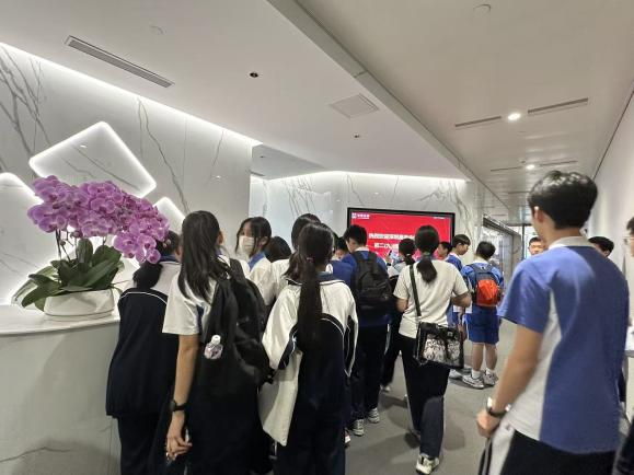 会员动态 | 华泰证券深圳平安金融中心证券营业部开展“反洗钱知识进校园——走近中学生”宣传活动